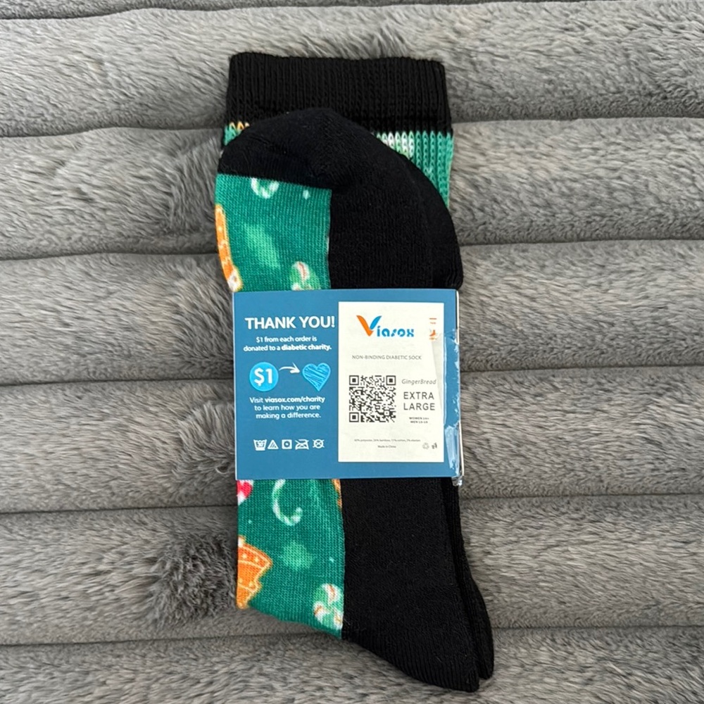 Viasox Diabetic Non Binding Casual Socks with Christmas Patterns - Picture 2 of 4